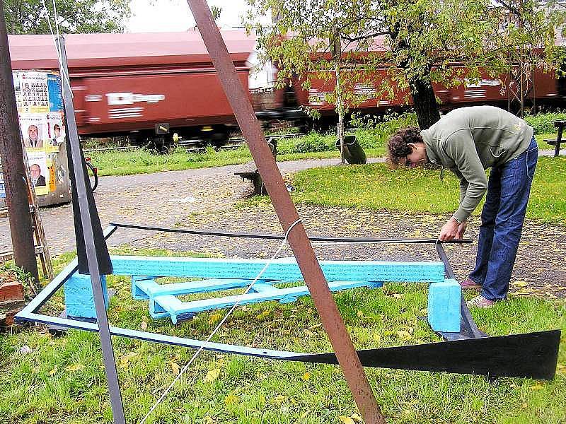 Sympozium prostorové tvorby se dřevem letos zmoklo, přesto vznikají zajímavé objekty.