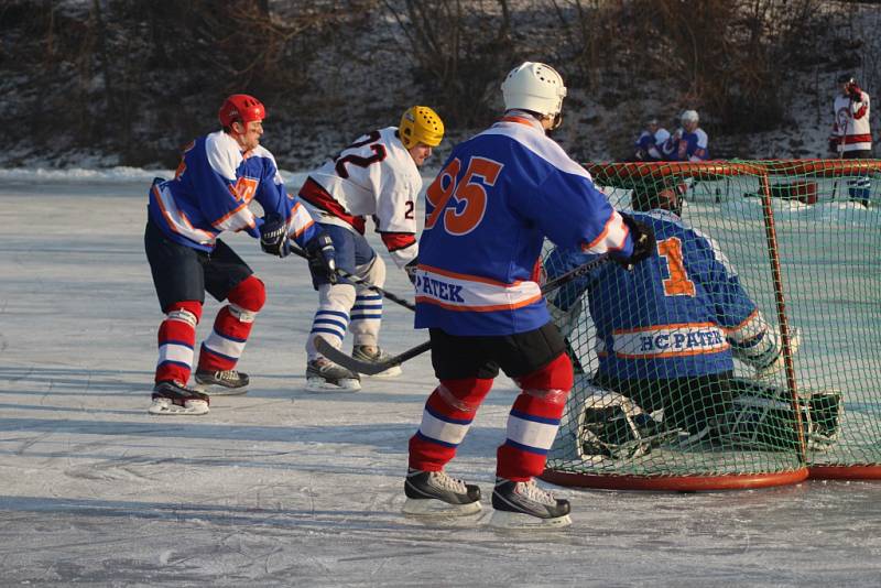 Hokejový winter classic se hrál na rybníku v Pátku