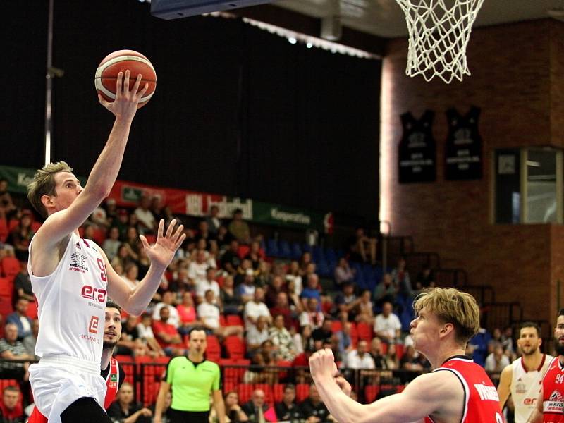 Z basketbalového utkání Kooperativa NBL o bronz Nymburk - Pardubice (93:75)