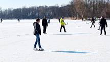 Zamrzlé rybníky v Polabci i zdejší Jezero přilákaly o víkendu desítky bruslařů.