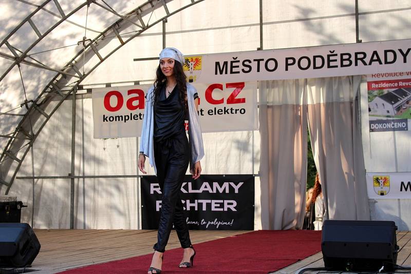 Finalistky Miss České republiky defilovaly v Poděbradech u lázeňské kolonády.