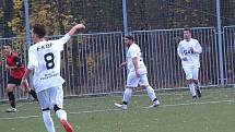 Fotbalisté rezervy poděbradské Bohemie (v bílém) hráli na svém hřišti nerozhodně 2:2 s týmem Kostomlat.