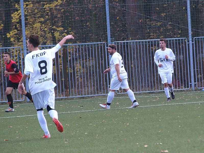 Fotbalisté rezervy poděbradské Bohemie (v bílém) hráli na svém hřišti nerozhodně 2:2 s týmem Kostomlat.