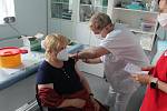 Očkování proti nemoci covid-19 v očkovacím centru při nemocnici v Městci Králové.