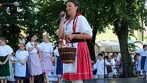 Folklorní festival se letos uskutečnil pod vodárenskou věží v Nymburce.