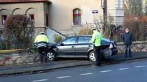 Po smyku skončil řidič v plotu rodinného domu.