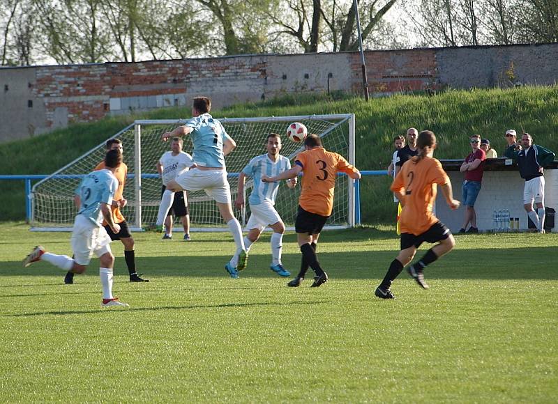 Z fotbalového utkání I.B třídy Sadská - Sokoleč (2:0)