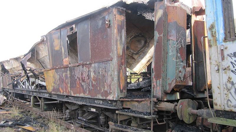 Požár pěti historických vagónů v Železničním muzeu Výtopna v Jaroměři pomáhali likvidovat i nymburští drážní hasiči.