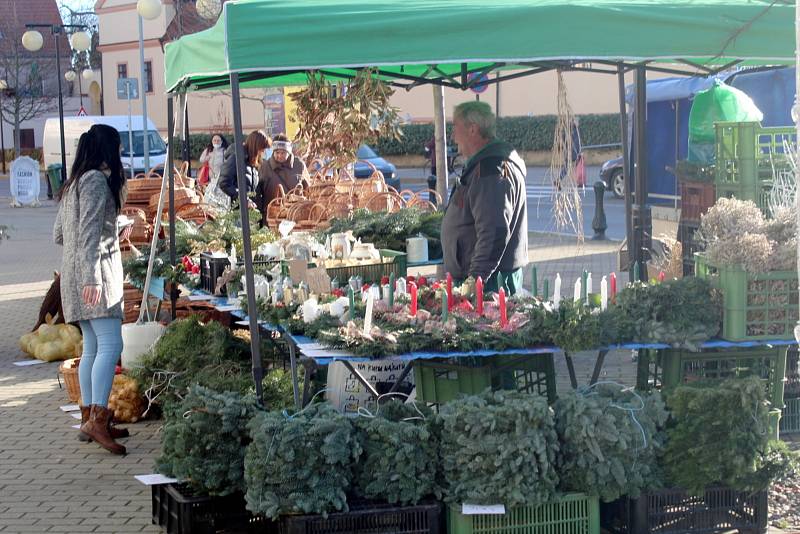 Zimní farmářské trhy. Tak problém se zákazem Vánočních trhů vyřešilo vedení poděbradské radnice.