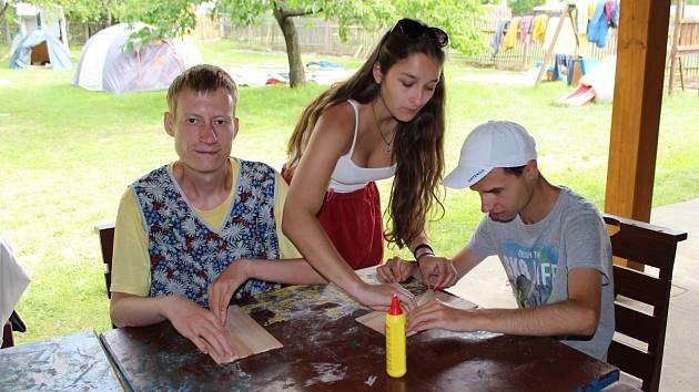 Z letního tábora pro děti s autismem či jiným postižením v Jizbici.