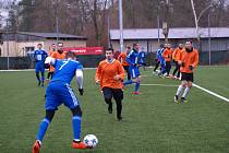 Fotbalisté Bohemie Poděbrady (v oranžovém) změřili své síly na úvod přípravy s juniorkou Mladé Boleslavi. Ta na umělé trávě v Poděbradech vyhrála jasně 7:2.