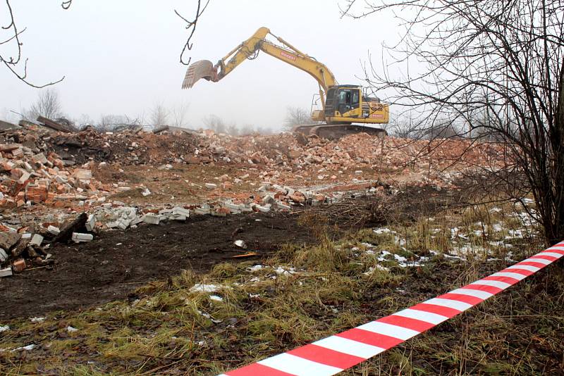 Demolice poslední ruiny armádního objektu v sousedství nejstarší části rezervace divokých koní v Milovicích.