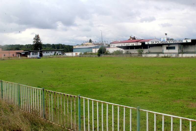 Na bývalém fotbalovém hřišti Polabanu Nymburk, jehož pozemky jsou ve vlastnictví TJ Lokomotiva, mají v budoucnu vyrůst bytové domy.