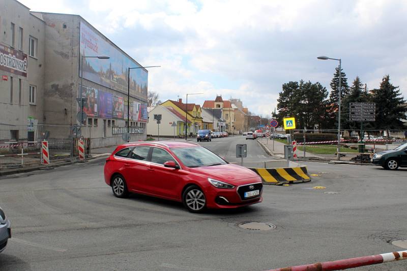 Kruhový objezd na křížení Boleslavské třídy a Zbožské ulice v Nymburce před přestavbou.