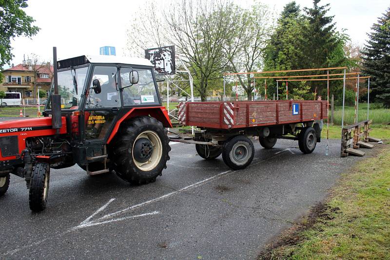 Krajské kolo jízdy zručnosti traktorem se konalo na Střední zemědělské škole v Poděbradech.