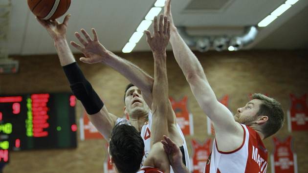 Z basketbalového utkání Kooperativa NBL Nymburk - Pardubice (91:90)