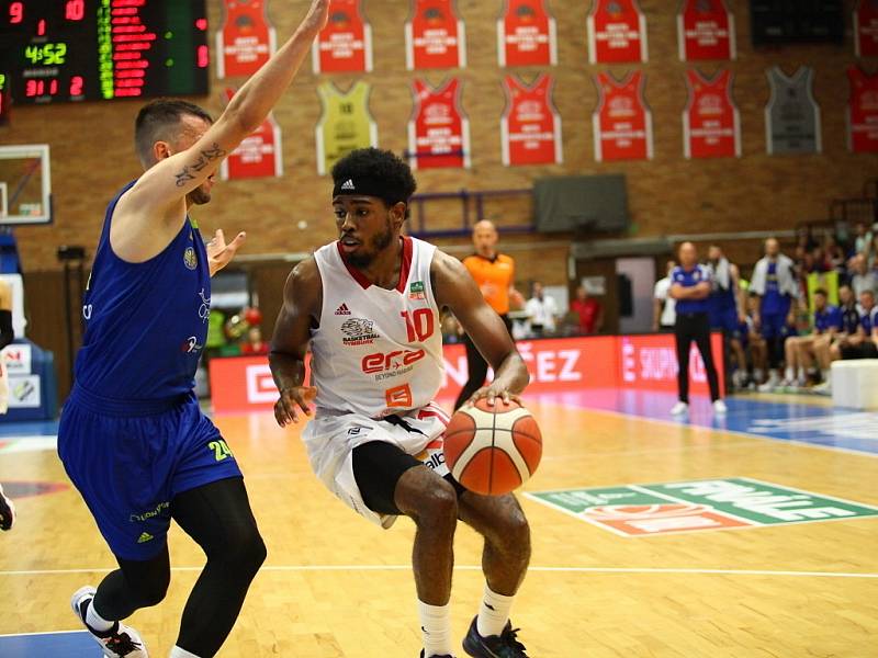 Z basketbalového finálového utkání Nymburk - Opava  (99:72)