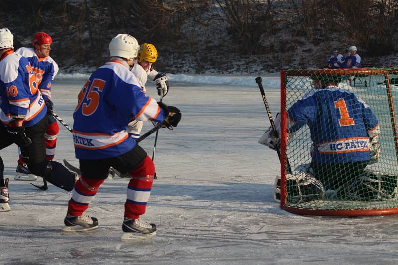 Hokejový winter classic se hrál na rybníku v Pátku