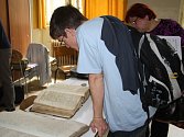 V nymburském gymnáziu se konal Mezinárodní den archivů. Návštěvníci měli možnost vidět nejstarší archiválie Státního okresního archivu Nymburk se sídlem v Lysé nad Labem.