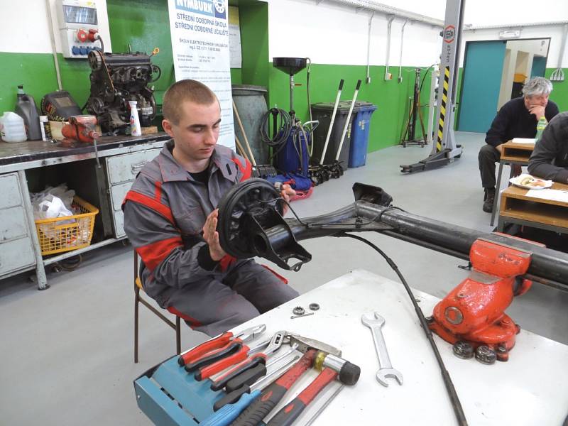 V nymburském učilišti se konala krajská soutěž automechaniků.