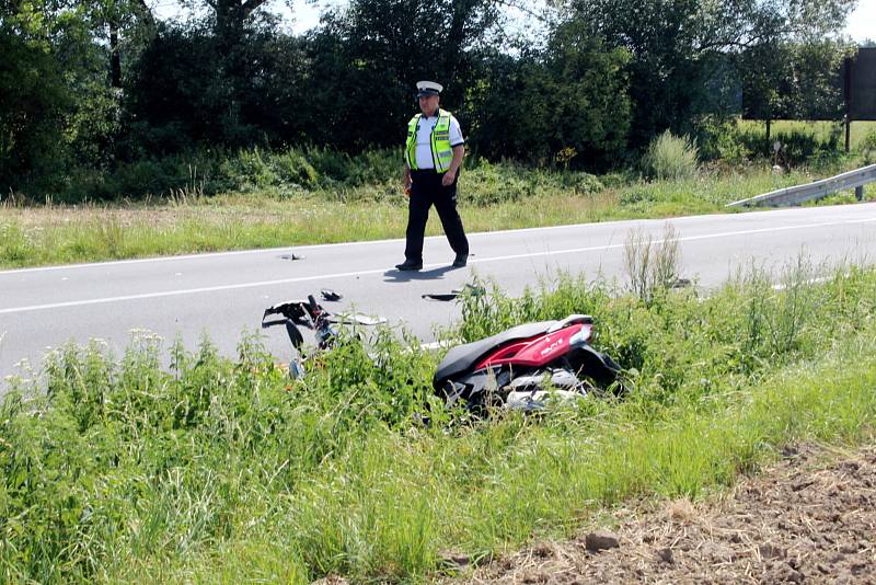 Nedaleko samoty zvané Na Ladech nezvládl osmašedesátiletý muž jedoucí na skútru od Nymburka mírnou pravotočivou zatáčku. Vyjel do protisměru, kde narazil do osobního vozu, který následně přeletěl a dopadl na komunikaci.