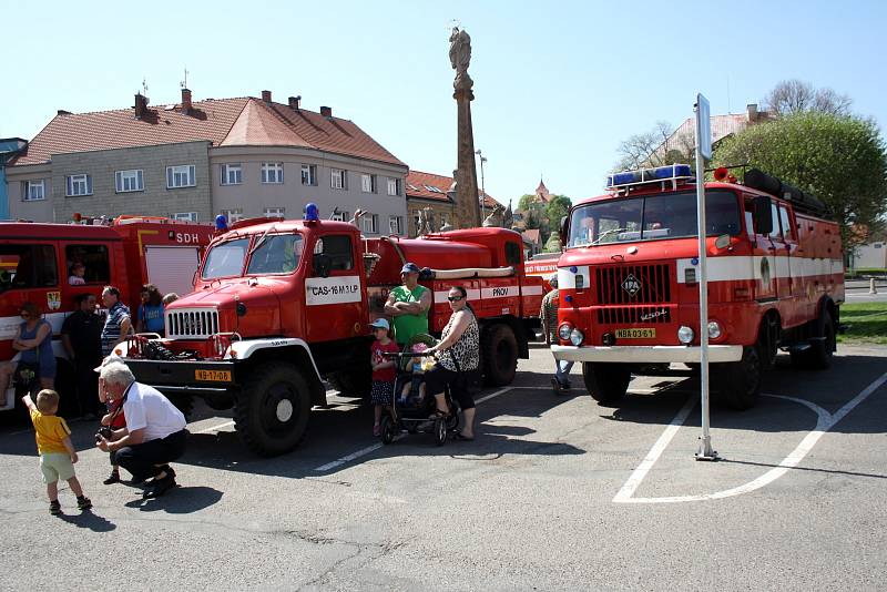 Hasiči v Sadské oficiálně dostali nové zásahové vozidlo.