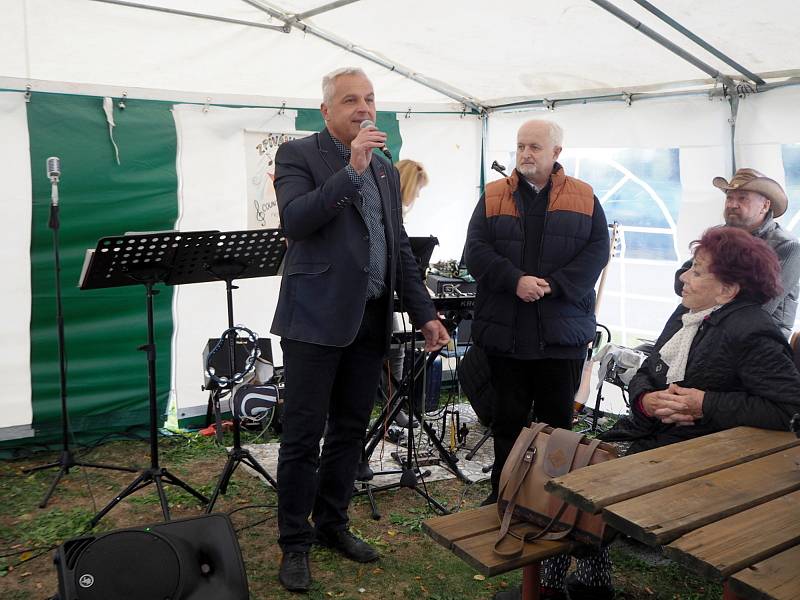 Radnice seniorům: z posezení s kapelou Zpívánky ve stanu na pivovarské louce v Nymburce.