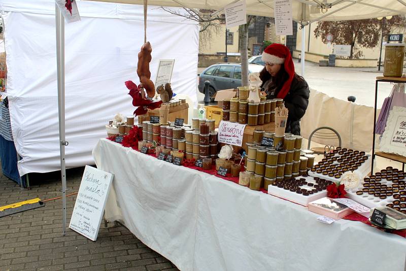 První adventní trhy v našem regionu začaly v sobotu dopoledne na Jiřího náměstí v Poděbradech.