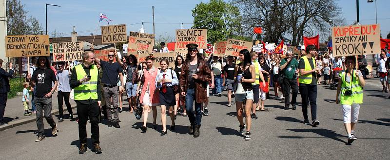 Protesty v Nymburce při jednání sjezdu komunistů a maškarní průvod.