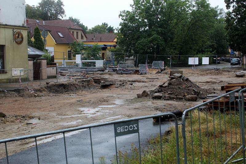 Stav na stavbě kruhových objezdů v pondělí 3. srpna půl hodiny po poledni.