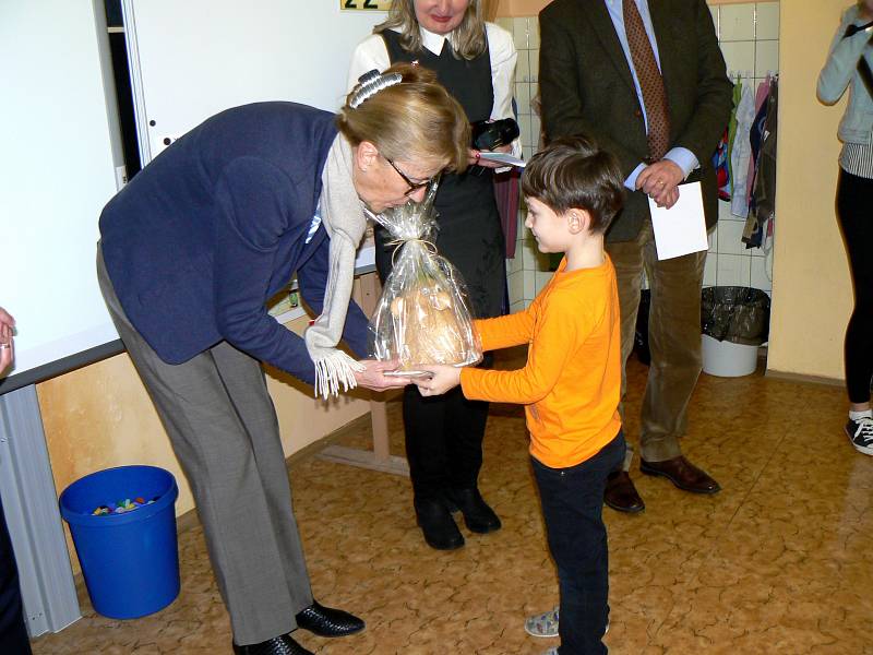 Norská velvyslankyně na návštěvě Základní školy Letců RAF v Nymburce.