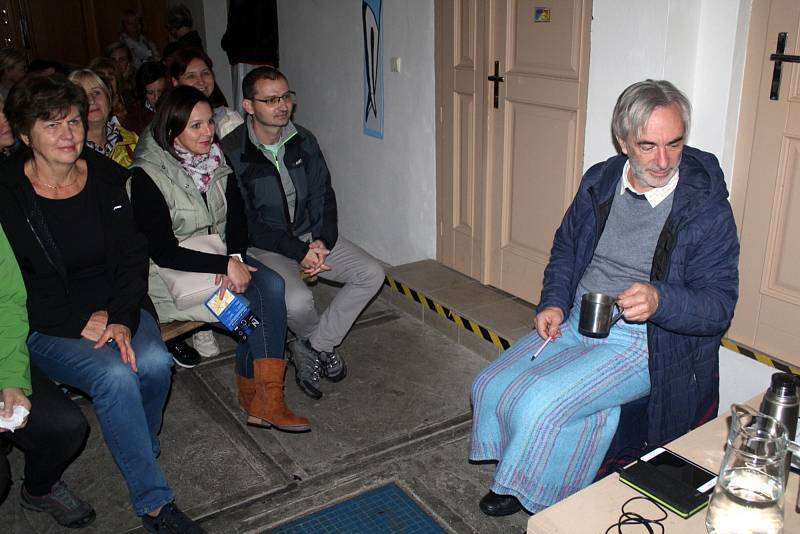 Na letošní Noci literatury v Nymburce četli novinář Jan Tuna a herci Vincent Navrátil. Nela Boudová a Petr Vacek.