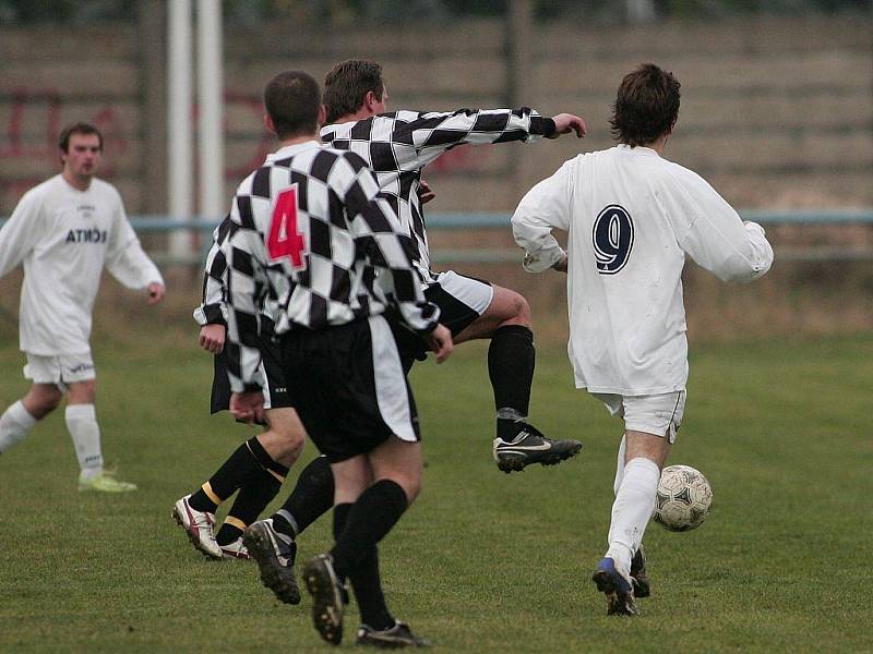 Z fotbalového utkání Sadská - Bělá 0:3.