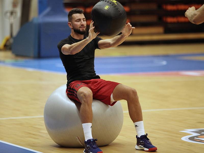 Z prvního tréninku nymburských basketbalistů v sezoně 2019/2020.