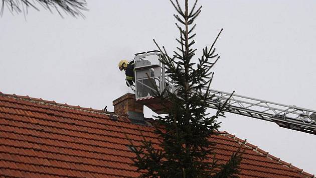 Požár sazí v komíně v Budiměřicích