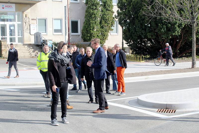 Z otevření kruhového objezdu u bazénu a budovy policejního ředitelství v Nymburce.