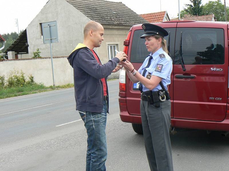 Při dopravní akci asistovaly děti z Kostelní Lhoty