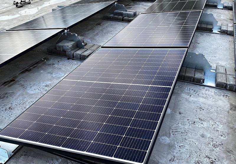 Na střechu městské sportovní haly bylo před několika dny instalováno 48 fotovoltaických panelů.
