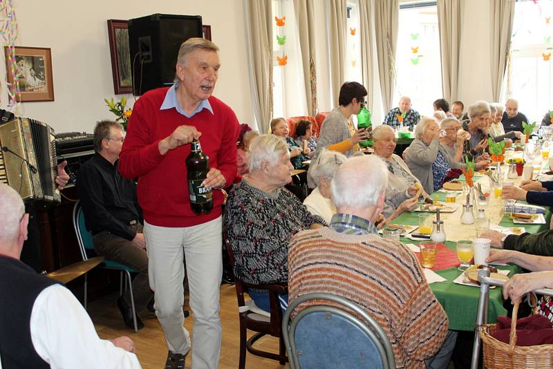 Z oslav masopustu v domově seniorů Luxor.