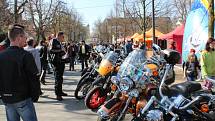 Zřejmě rekordní účast má letošní motorkářský sraz v Poděbradech, který každoročně na zahájení sezony pořádá Harley-Davidson Club Praha. Tentokrát se stroje nevešly na náměstí a kolonádu, takže pořadatelé je museli odklonit na náměstí T.G.M. a do všech při