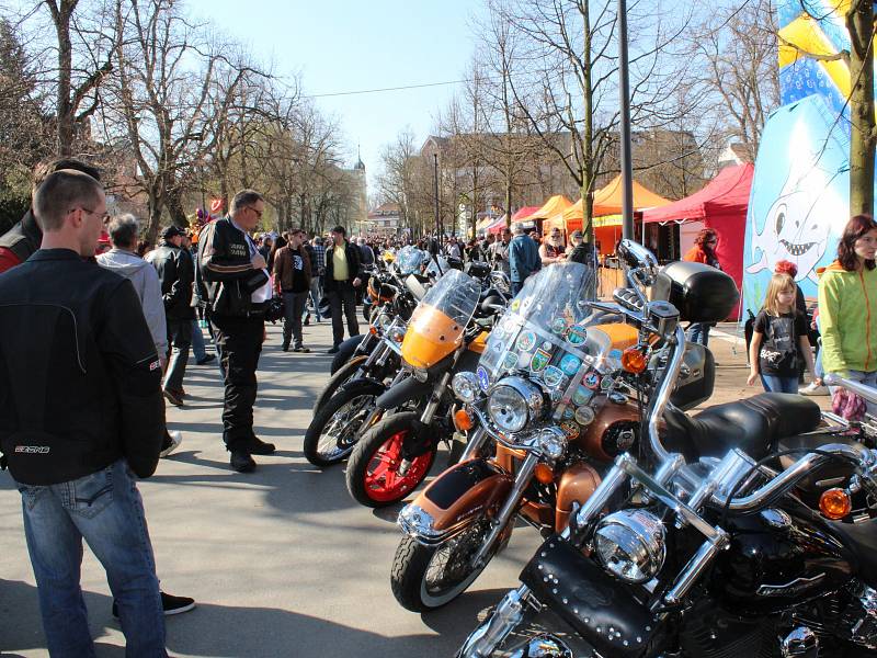 Zřejmě rekordní účast má letošní motorkářský sraz v Poděbradech, který každoročně na zahájení sezony pořádá Harley-Davidson Club Praha. Tentokrát se stroje nevešly na náměstí a kolonádu, takže pořadatelé je museli odklonit na náměstí T.G.M. a do všech při