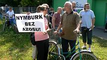 Zhruba pět desítek lidí s transparenty a rouškami přišlo ve čtvrtek na demonstraci před zinkovnu Azos na nymburském Zálabí.
