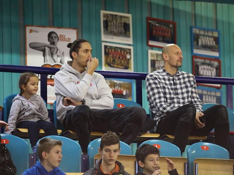 Za zápasů nymburských basketbalových družstev