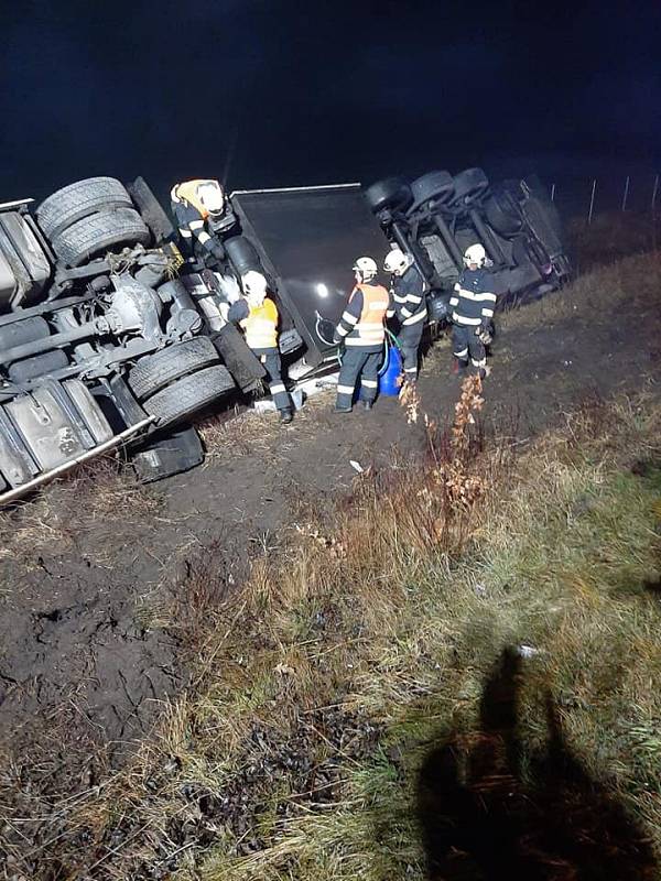 Nehoda nákladního auta zkomplikovala v neděli provoz na dálnici D11 na Nymbursku.