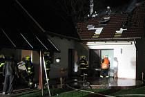 Čtyři jednotky hasičů zasahovaly při úterním požáru rodinného domu, který způsobil blesk.