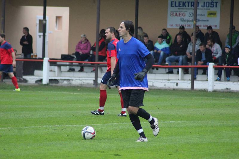 Fotbalisté Městce Králové porazili v souboji o první příčku tabulky okresního přeboru Rožďalovice 3:1.