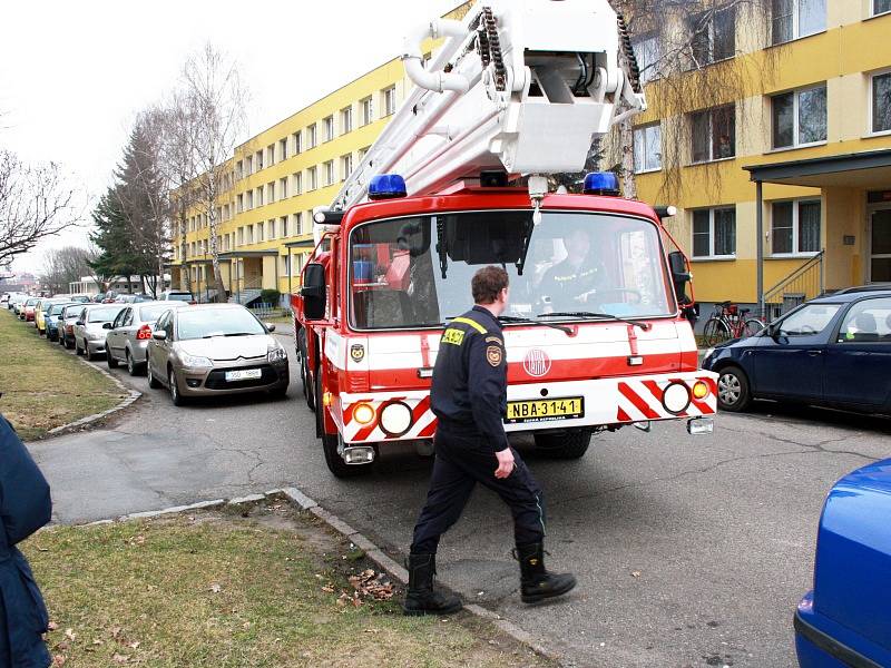 Hasiči při kontrole průjezdnosti sídliště