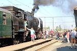 Parní vlak s výletníky zamířil do Loděnice, místa natáčení Ostře sledovaných vlaků.