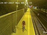 Policisté zveřejnili kamerové záběry mladého muže na kole, se kterým by rádi hovořili. 