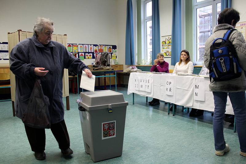 V Nymburce lidé krátce po otevření volebních místností přišli do skautské vily Tortuga i na základní školu v Tyršově ulici.